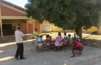 Por falta de sala, aulas são ministradas no pátio do Colégio Quilombola(Foto: Orácio Filho/PR/SE)