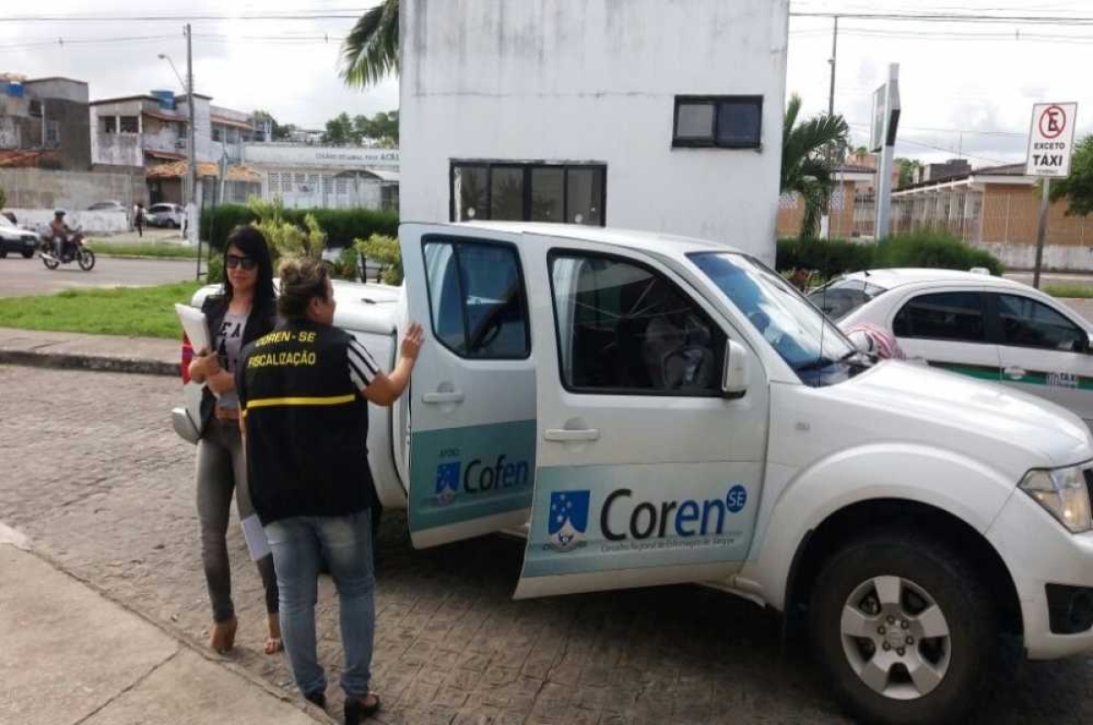 Pacientes estavam acomodados em cadeiras plásticas (Foto: Coren/SE)