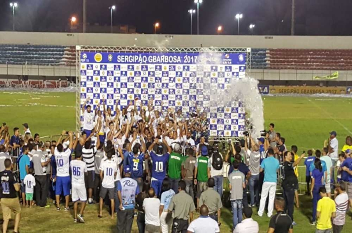 Confiança levanta a taça da vitótia (Foto: Portal Infonet)