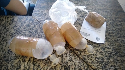 Ação entre polícia e agentes penitenciários prende mulher com drogas e bebidas na genitália em Glória (Foto: Portal Mais Sertão)