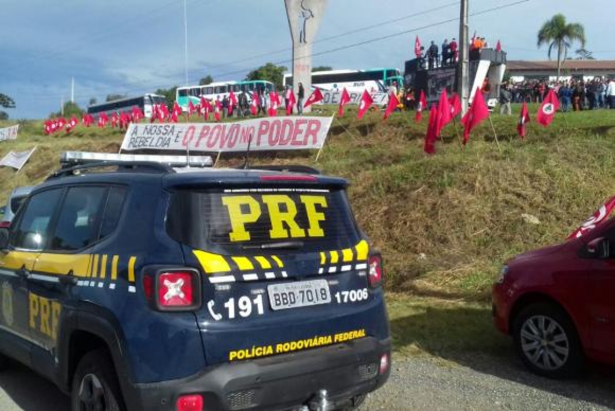 De acordo com a Polícia Rodoviária Federal (PRF), os ônibus estão sendo escoltados para garantir a segurança dos manifestantes e permitir a melhor fluidez do trânsito (Foto: Divulgação/Polícia Rodoviária Federal)