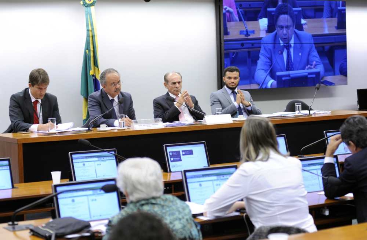Terceiro relatório parcial de Vicente Candido (segundo à esquerda) deve começar a ser analisado na semana que vem (Foto: Lúcio Bernardo Junior/Câmara dos Deputados) Terceiro relatório parcial de Vicente Candido (segundo à esquerda) deve começar a ser analisado na semana que vem (Foto: Lúcio Bernardo Junior/Câmara dos Deputados)