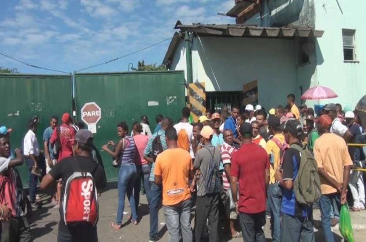 Desempregados se aglomeram nos portões da empresa (Foto: Portal Infonet) 