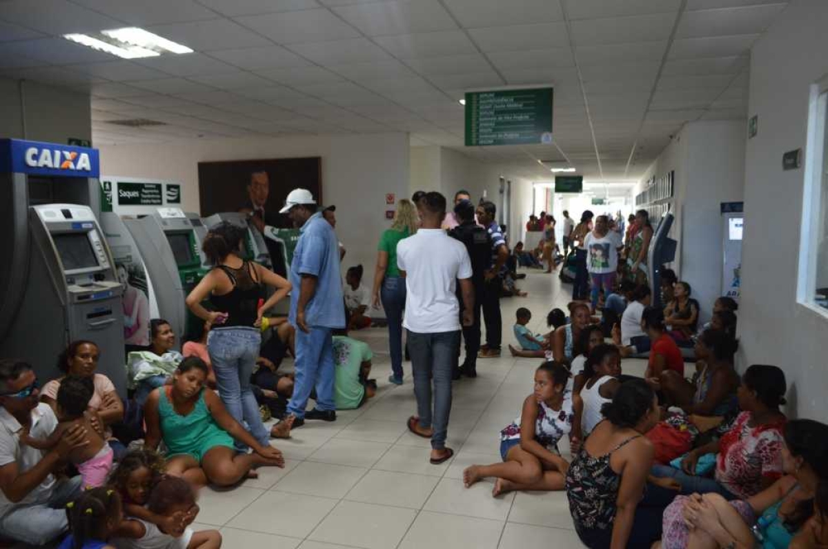 Cerca de 250 famílias ocupam a sede da Prefeitura de Aracaju reivindicando benefícios para moradia (Foto: Portal Infonet)