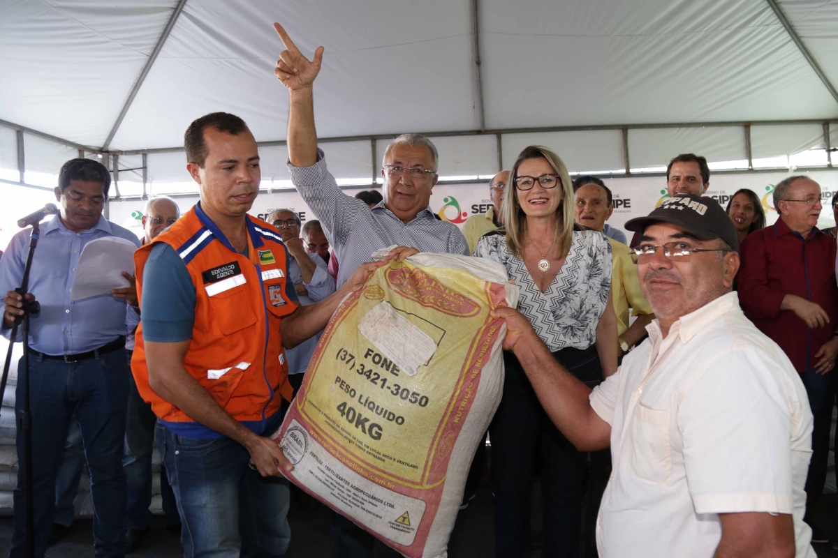 Apenas nas duas visitas de hoje, o Governo do Estado entregou um investimento de mais de R$ 800 mil convertidos em 1.073,9 toneladas de material forrageiro, destinados a 1.166 produtores familiares (Foto: Jorge Henrique/ASN)