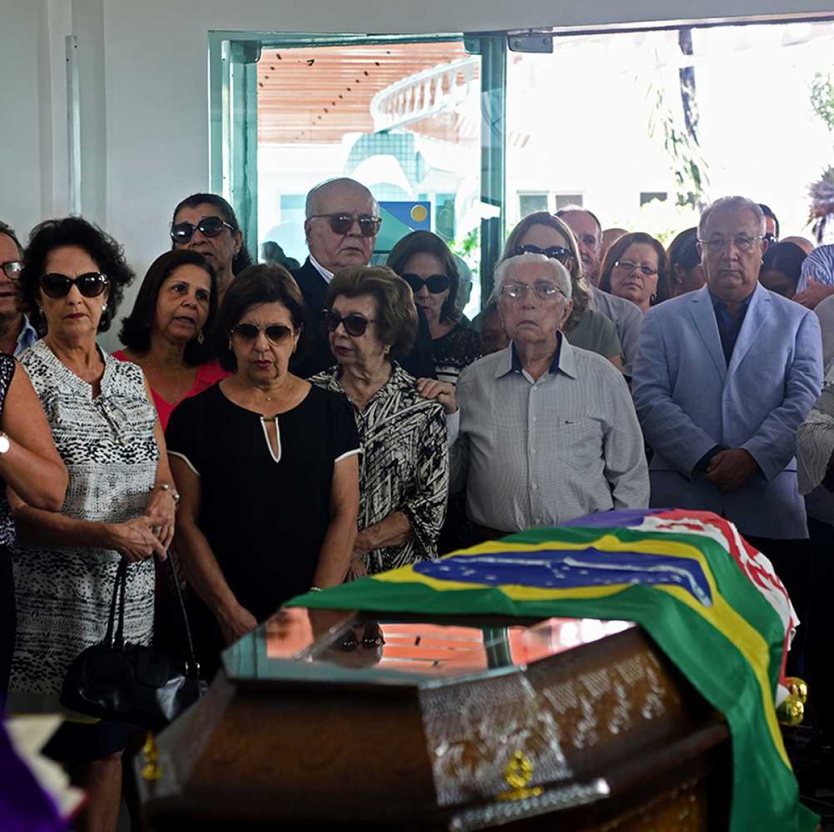 Jackson esteve ao lado de familiares e amigos durante o sepultamento do engenheiro Augusto Prado Leite (Foto: Marcelle Cristinne/ASN)