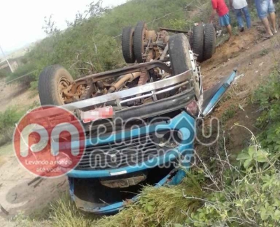 Barra de direção quebra e caminhão pipa capota em rodovia do Sertão (Foto: Pingou Notícias)