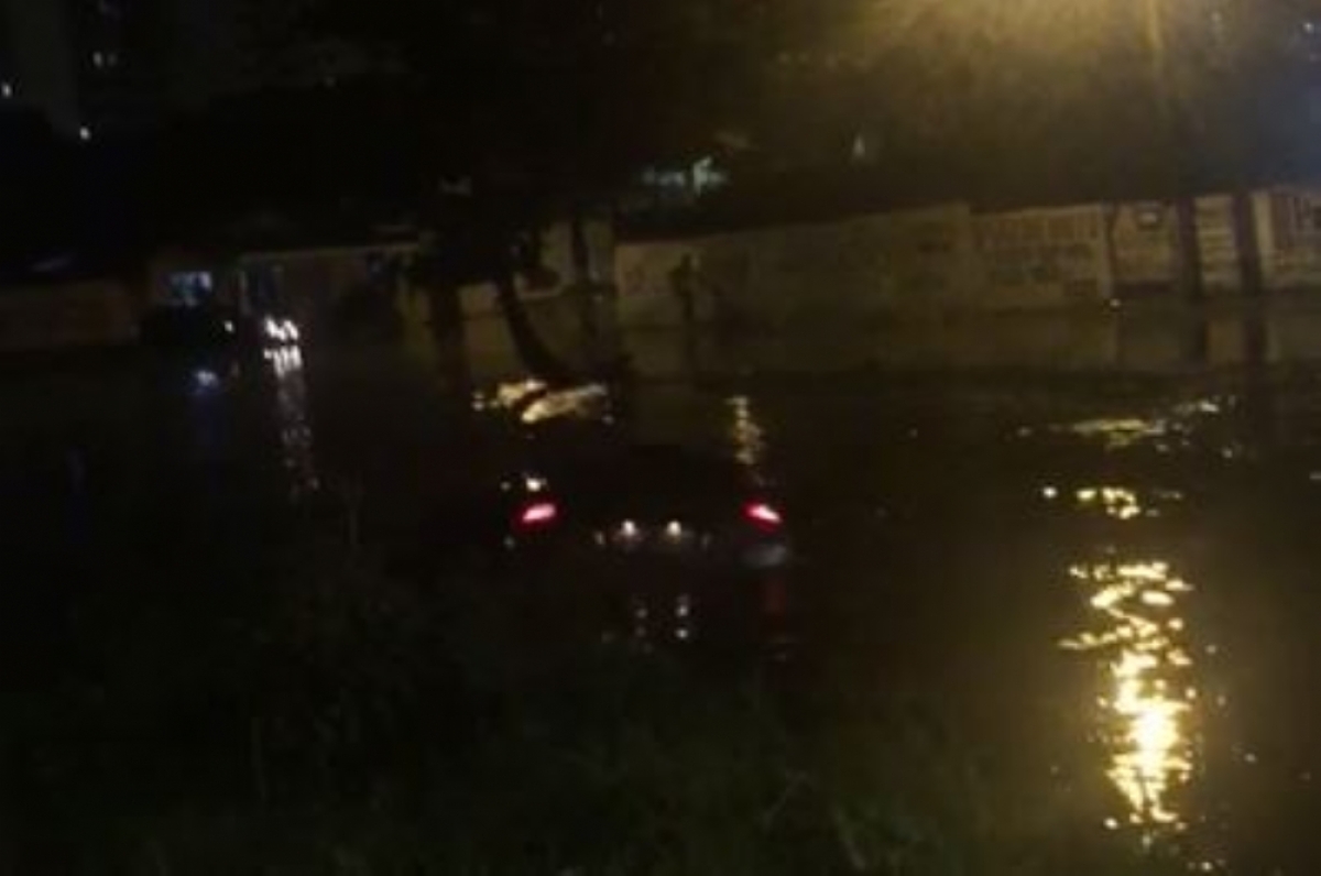 Carro foi levado para dentro de canal (Foto: reprodução)