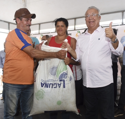 Mais de 1.300 agricultores de Gararu, Glória e Carira recebem material forrageiro do governo (Foto: Divulgação)