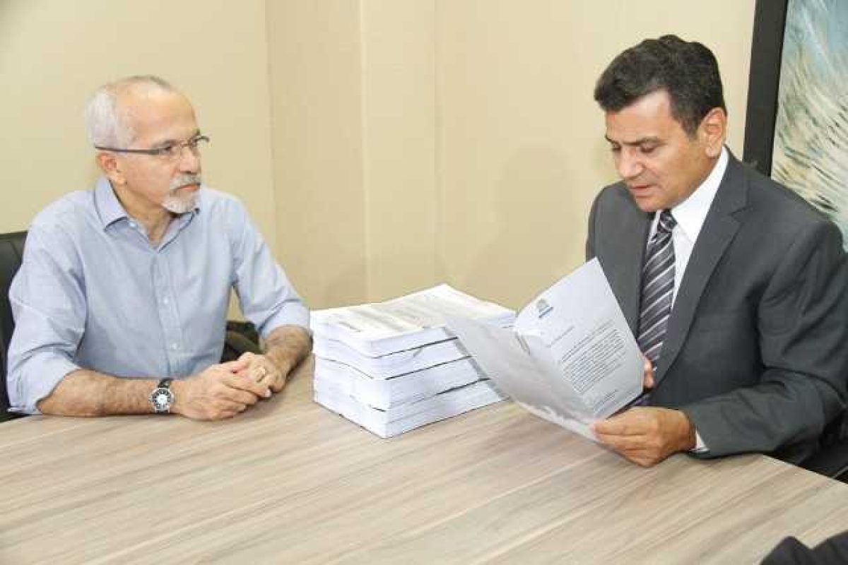 Conselheiro recebe documentos da contratação emergencial para coleta de lixo na capital (Foto: Cleverton Ribeiro/TCE/SE)