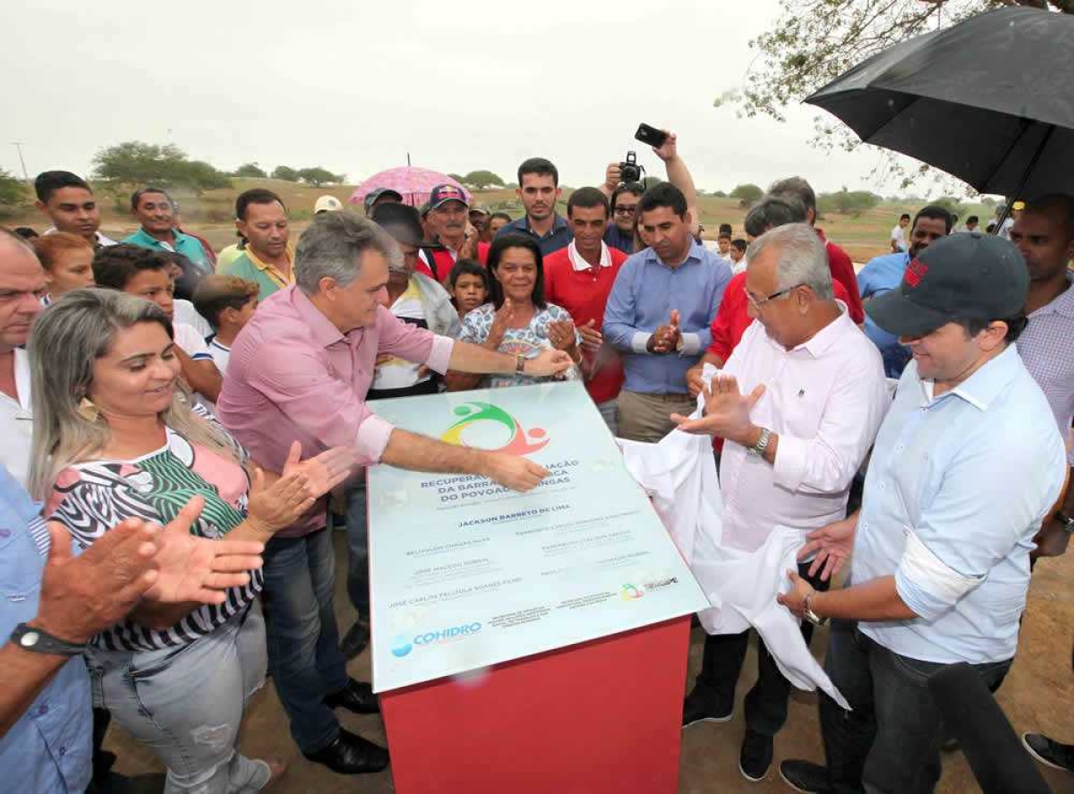 Nesta segunda-feira, 22, o governador Jackson Barreto fez a entrega da recuperação e ampliação da Barragem Aningas, situada no povoado que leva o mesmo nome, no município de Nossa Senhora da Glória (Foto: André Moreira/ASN)