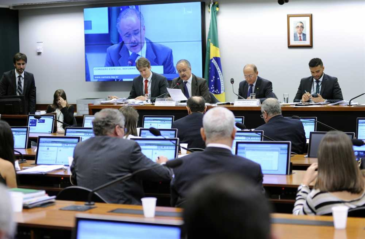 O deputado Vicente Candido lê a nova versão do relatório na Comissão Especial da Reforma Política (Foto: Lúcio Bernardo Junior/Câmara dos Deputados/Reunião Ordinária)