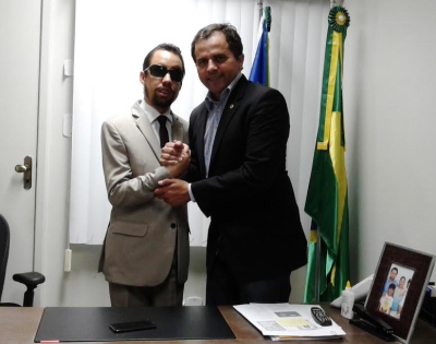 Vereador Lucas Aribé em pé apertando a mão do deputado Estadual Jairo de Glória (Foto: Ascom Lucas Aribé)