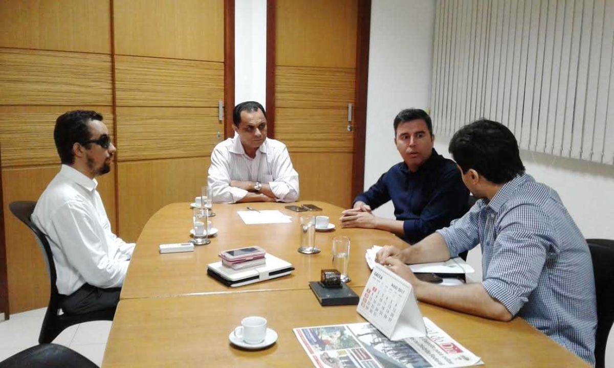 Vereador Lucas Aribé em mesa de reunião com diretoria da SMTT/Aracaju (Foto: Assessoria Lucas Aribé)