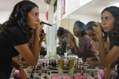 A aluna Rebeca Freitas, 18, se preparando para o desfile (Fotos Ascom/Fundat)