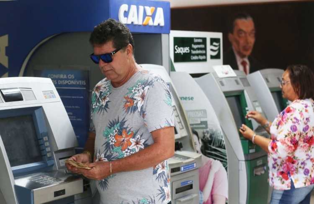 Prefeitura de Aracaju paga todos os servidores antes do último dia útil (Foto: Silvio Rocha/PMA)