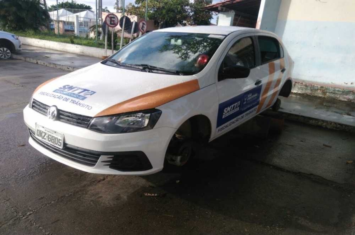 Viatura teve pneus levados (Foto: Internauta/Via Portal Infonet)