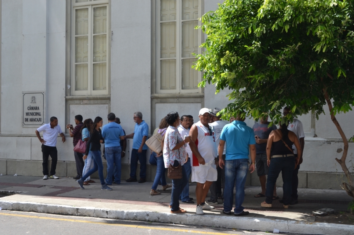 Sepuma realiza ato em frente à Câmara de Vereadores de Aracaju (Foto: Portal Infonet)