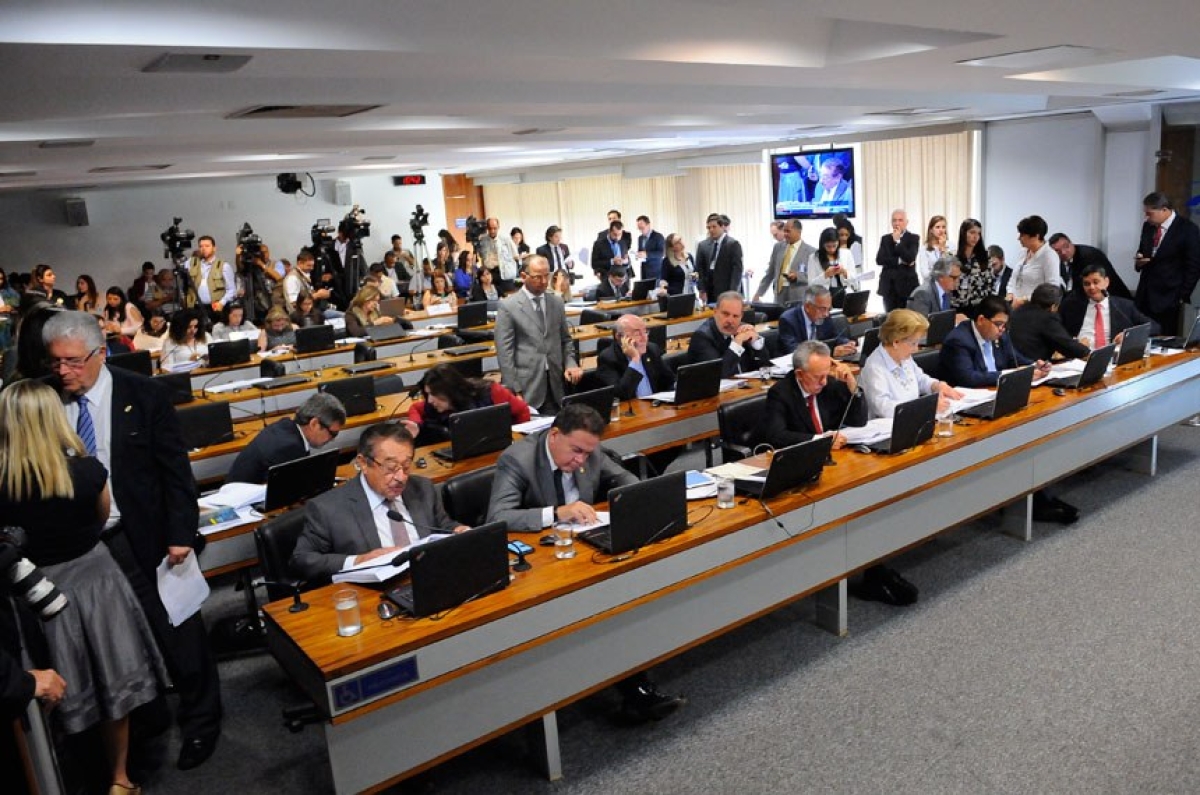 Reunião da Comissão de Constituição, Justiça e Cidadania em que foi aprovada PEC do senador Regufe que prevê eleições diretas em caso de vacância da Presidência da República (Foto: Pedro França/Agência Senado)