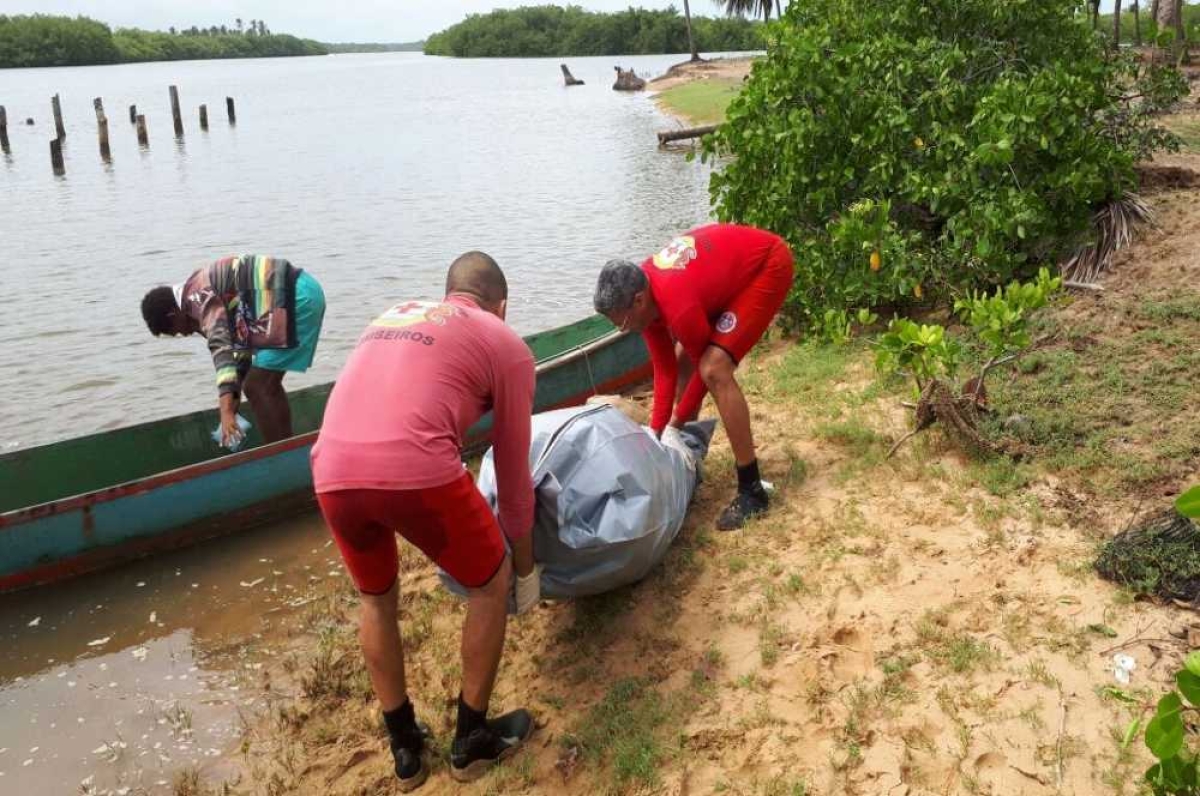 Corpo foi localizado por pescadores (Foto: Bombeireos Gmar)