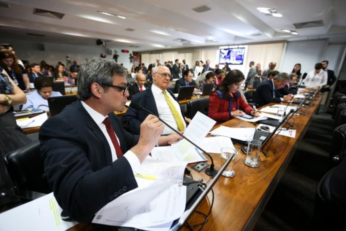 Sessão da Comissão de Constituição e Justiça do Senado para discutir e votar o relatório do senador Lindbergh Faria para a PEC 67/2016 (Foto: Marcelo Camargo/Agência Brasil)