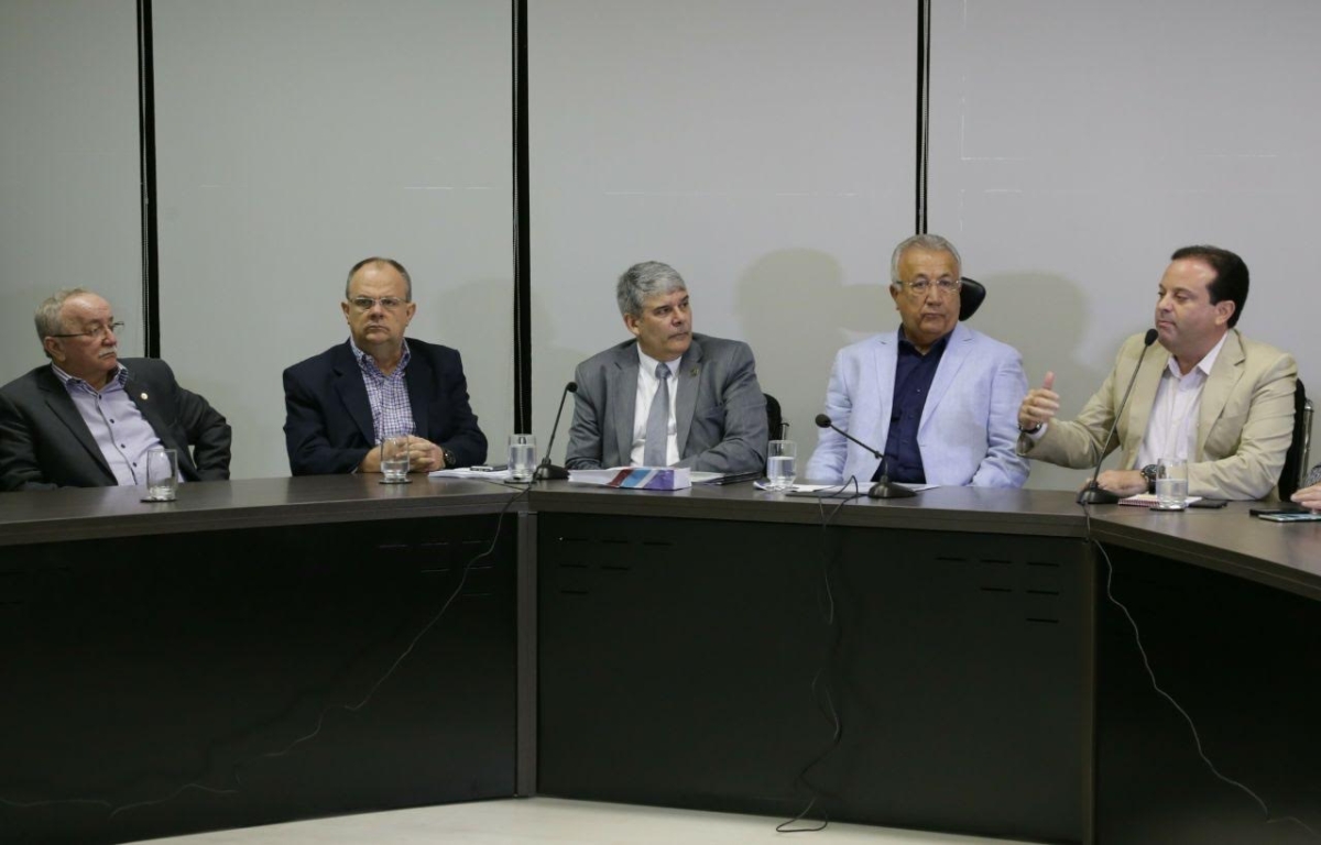 Deputados acompanham anúncio de obras no aeroporto de Aracaju (Foto: Jorge Henrique/ASN)