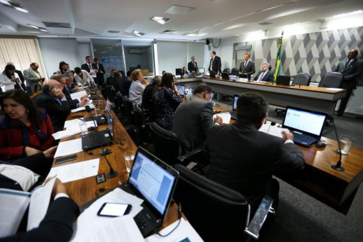 Sessão da Comissão de Constituição e Justiça do Senado para discutir o relatório do senador Lindbergh Farias que trata da realização de eleições diretas (Foto: Marcelo Camargo/Agência Brasil)
