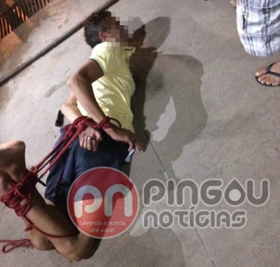 Homem tenta assaltar passageiros, mas é desarmado e amarrado pelos ocupantes do ônibus (Foto: Pingou Notícias)