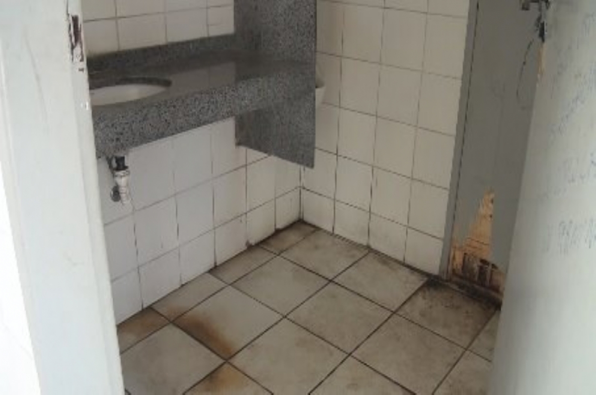 Condições higiênicas são "terríveis", dizem comerciantes (Foto: Portal Infonet)