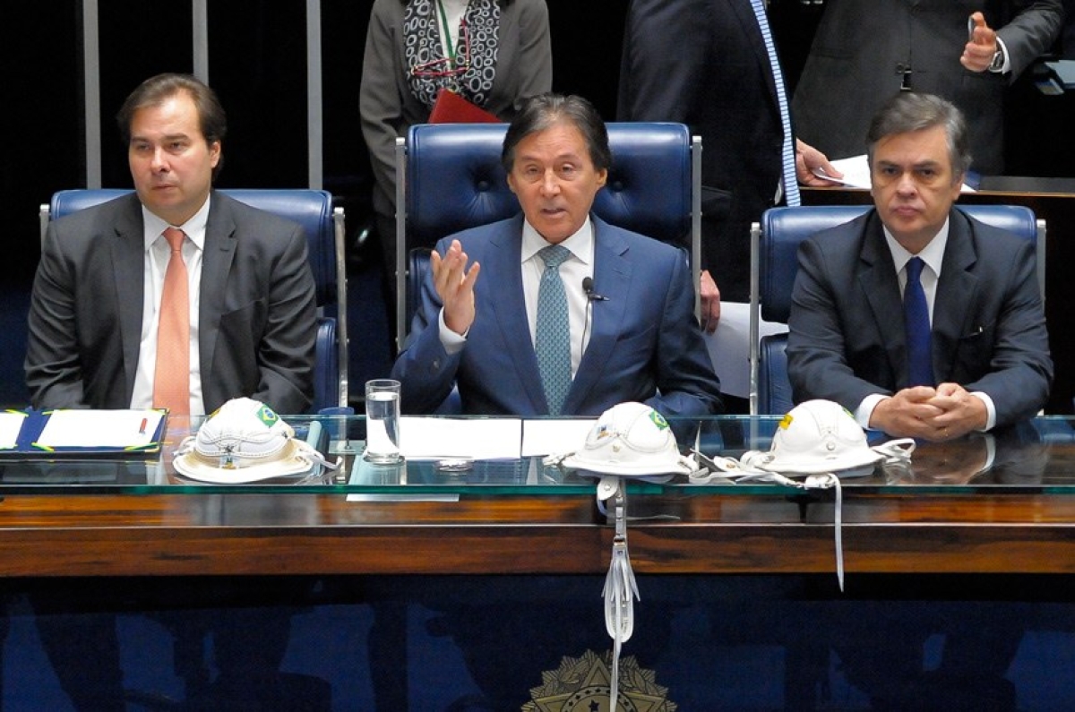 Senador Eunício Oliveira (C), presidente do Senado e do Congresso, ao lado do presidente da Câmara dos Deputados, Rodrigo Maia (E), e do primeiro-vice-presidente do Senado, Cássio Cunha lima, na sessão do Congresso de promulgação da Emenda Constitucional da Vaquejada (Foto: Pedro França/Agência Senado)