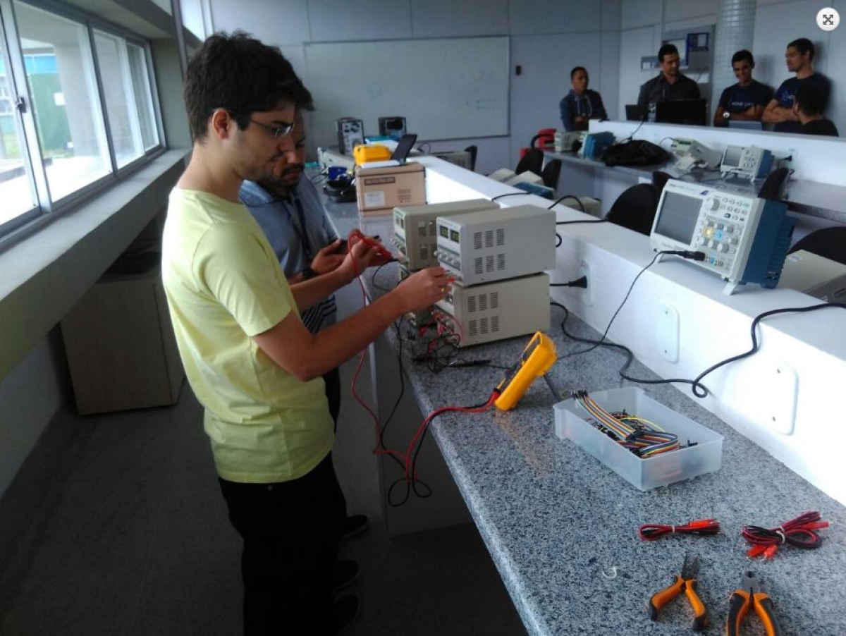 SergipeTec disponibiliza Laboratório de Eletroeletrônica e Robótica para estudantes, profissionais e empresas (Foto: SergipeTec)