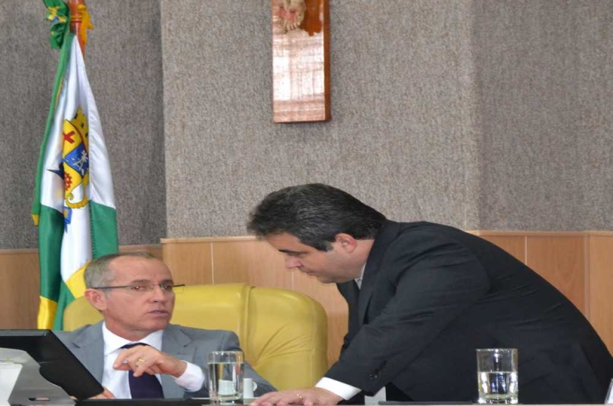 Nitinho e Vinícius: divergência nas propostas (Foto: Cássia Santana/Portal Infonet)