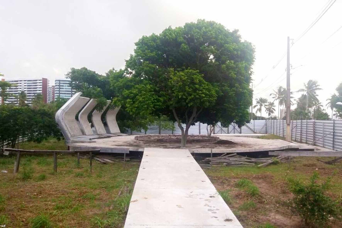 Local do monumento a Déda é o retrato do abandono (Foto: Assessoria Iran Barbosa)