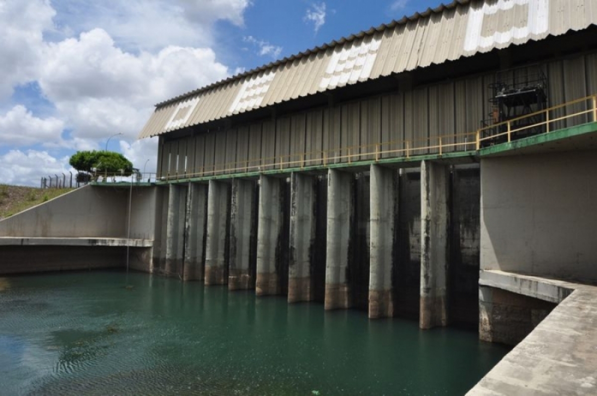 Interrupção do serviço é em decorrência de um vazamento na Adutora do São Francisco (Foto: Ascom Deso)