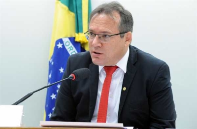 O relator, Remídio Monai: equipamento é útil no combate a pequenos focos de incêndio e tem preço insignificante quando comparado ao custo do próprio veículo (Foto: Luis Macedo/Câmara dos Deputados)