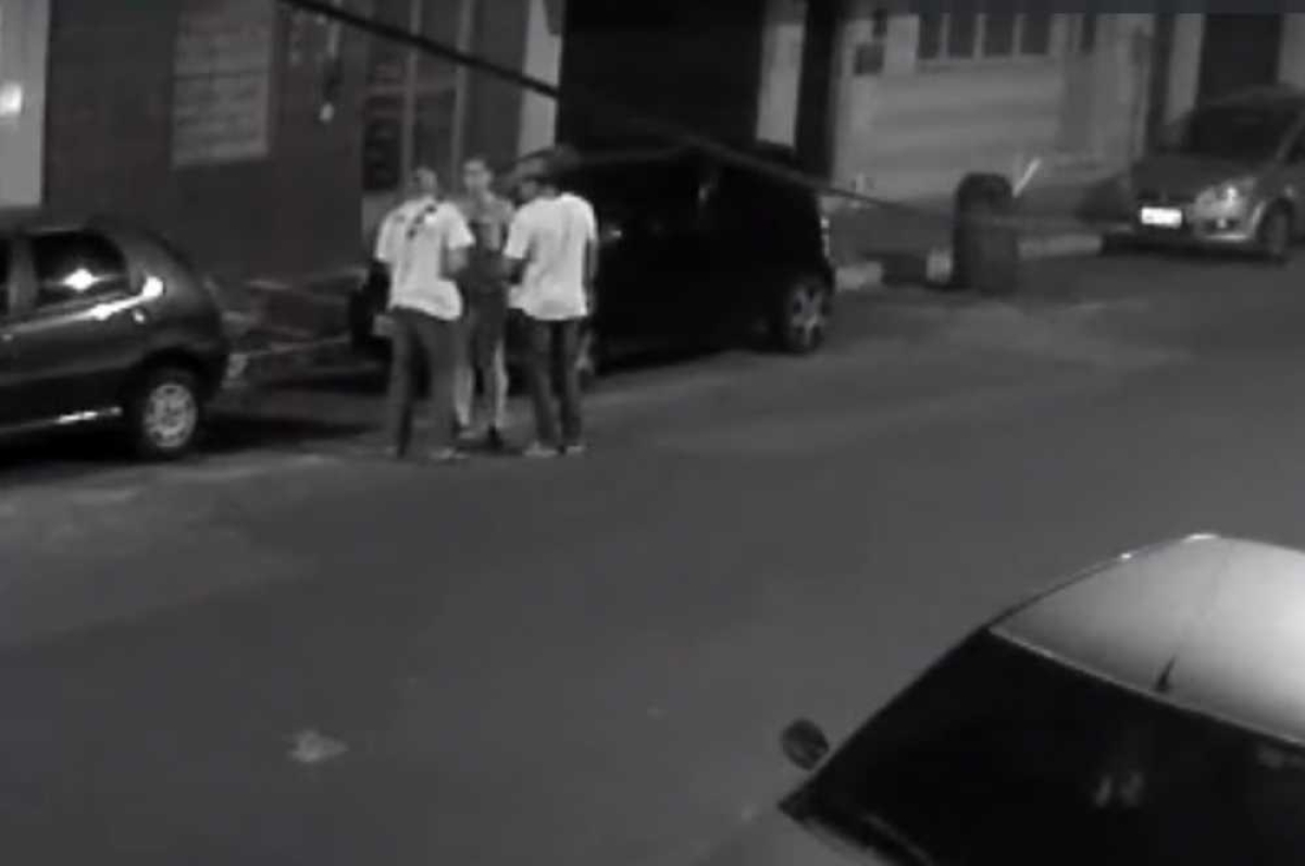 Vítima é abordada pelos assaltantes assim que desceu do veículo (Foto: Reprodução/Vídeo de Câmera de Monitoramento)