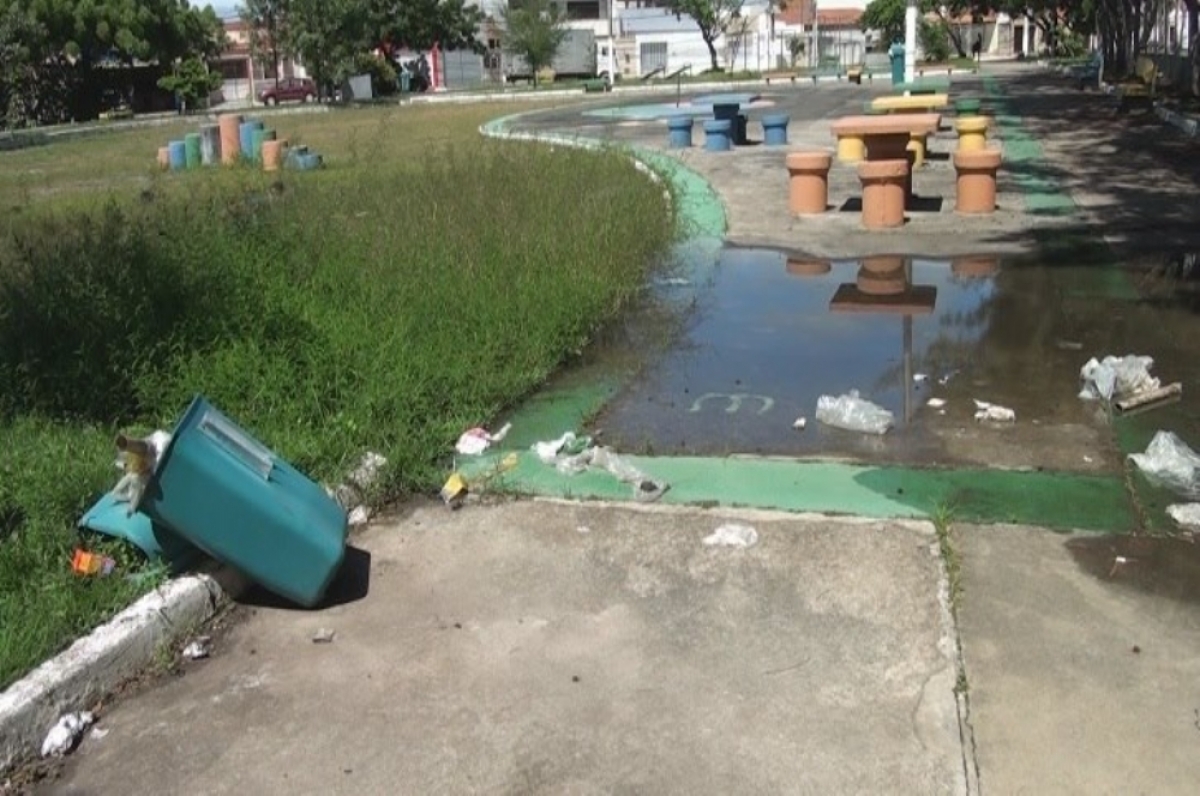 Lixo, poças dágua e deterioração da quadra dão cenário de abandono na praça (Foto: Portal Infonet)