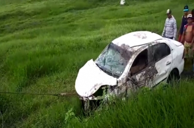  Veículo teve que ser guinchado para sair da lagoa (Foto: reprodução do vídeo dos Bombeiros)