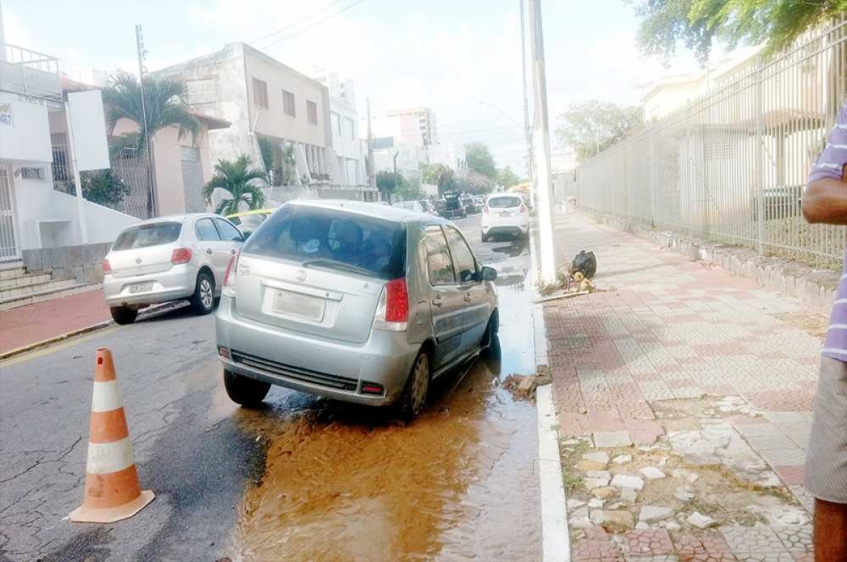 Parte do veículo é sugado pela cratera provocada por vazamento na rede de abastecimento de água (Foto: Portal Infonet)