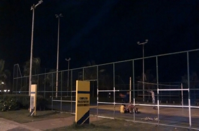  Frequentadores dizem que refletores não funcionam desde o dia 18 de junho (Foto: Portal Infonet)