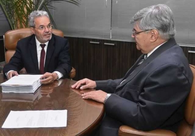 Presidente do TCE/Sergipe recebe contas anuais do Governo do Estado referentes a 2016 (Foto: Kleber Santos/TCE/SE)