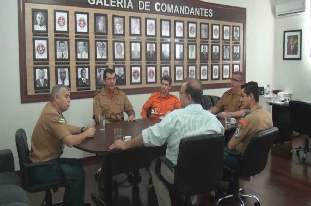 Técnico do TCE conversa com comando do Corpo de Bombeiros (Foto: Portal Infonet)