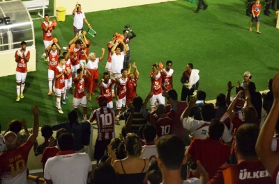  De bem com a torcida: apesar da eliminação, time saiu sob aplausos (Fotos: Igor Matheus/Portal Infonet)