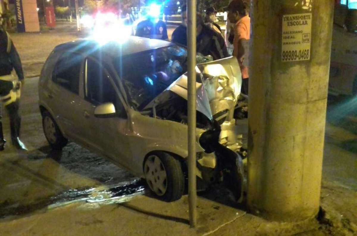 Colisão com poste deixa vítima na avenida Tancredo Neves (Foto: SMTT/Aracaju)