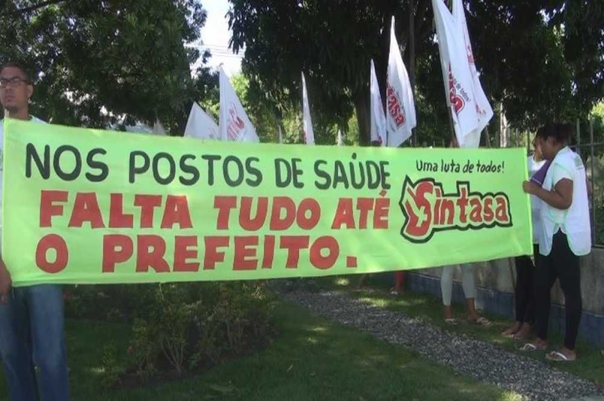Servidores protestaram em frente a Prefeitura (Foto: Portal Infonet) 