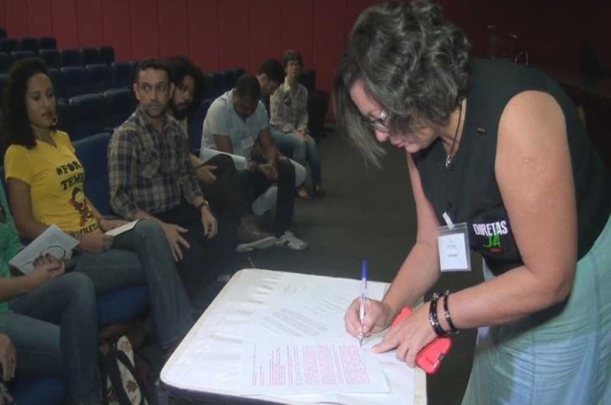 Presidente do Sintese assina documento em repúdio ao decreto (Foto: Portal Infonet)