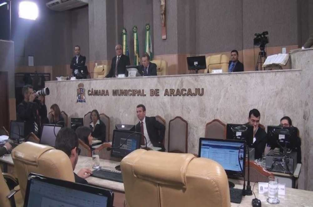 Vereadores cobram votação em discurso na bancada (Foto: Portal Infonet) 
