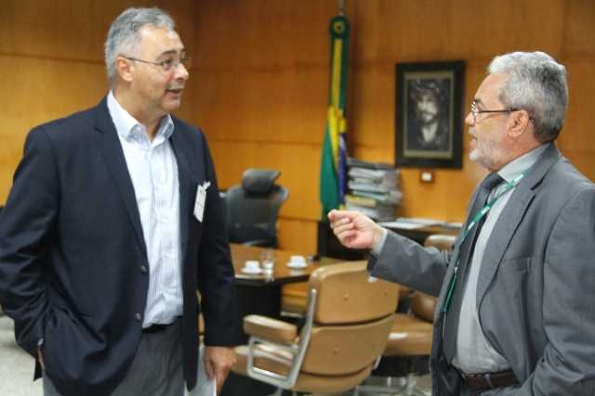 Advogado Carlos Augusto Monteiro Nascimento, que é consultor do Innovare, esteve no gabinete do conselheiro-presidente (Fotos: Cleverton Ribeiro/TCE/SE)