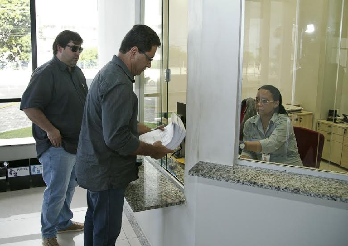 Presidente da Emsub entrega edital de licitação aos órgãos de controle (Foto: Marcos Rodrigues)
