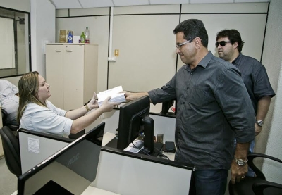 Presidente da Emsub entrega edital de licitação aos órgãos de controle (Foto: Marcos Rodrigues)